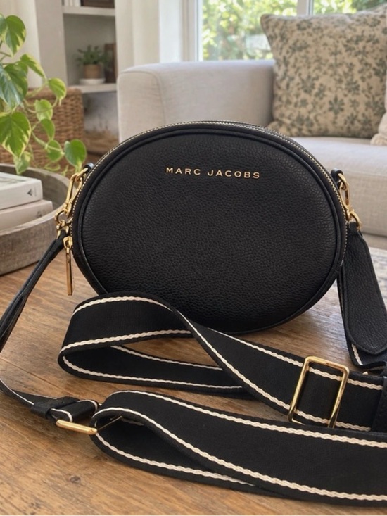 Marc Jacobs Handbags - Marc Jacobs black leather crossbody bag with white stitching